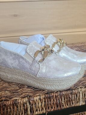 New Boxed-Dolce Vita Gold Metallic Espadrille Wedge Platform / Gold Chain Accent